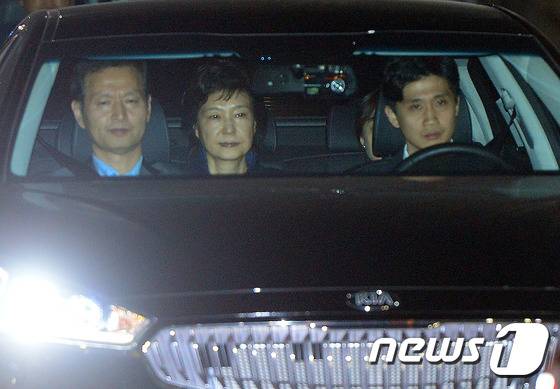 국정농단사건의 주범 박근혜 전 대통령에 대한 구속영장이 발부된 2017년 3월 31일 새벽 경기도 의왕시 포일동 서울구치소로 박 전 대통령이 탄 호송차량이 들어가고 있다. 2017.3.31/뉴스1 ⓒ News1 박정호 기자