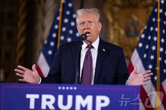 도널드 트럼프 미국 대통령 당선인이 7일 (현지시간) 플로리다주 팜비치에 있는 마러라고 저택에서 기자회견을 갖고 “그린란드 주민들이 미국 편입을 원할 때 덴마크가 방해하면 고율관세를 부과할 것”이라고 밝히고 있다. 2025.01.08 ⓒ AFP=뉴스1 ⓒ News1 우동명 기자