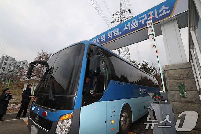 16일 오후 경기 의왕 서울구치소 정문 앞에서 법무부 호송버스가 오가고 있다. (공동취재) 2025.1.16/뉴스1 ⓒ News1 오대일 기자