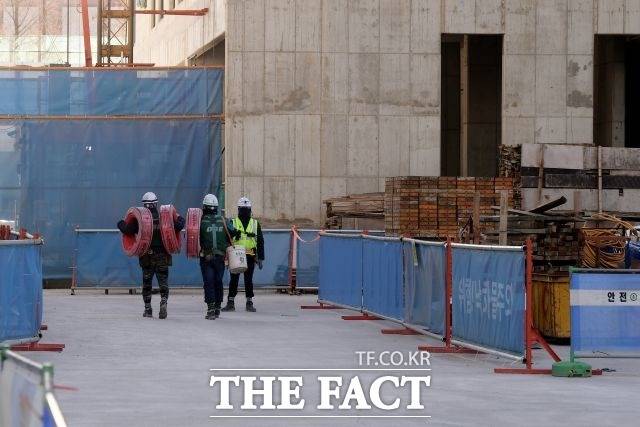 DL건설이 지난 10일 경기도 평택시 화양지구 도시개발사업 기반시설 공사를 중단했다. 조합의 공사비 170억원을 미지급한 것이 공사 중단의 배경이다. /더팩트 DB