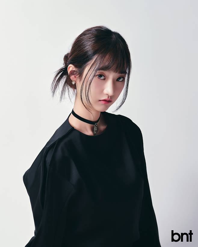 블라우스와 스커트는 오스카마이크, 초커는 디어브릴 제품.