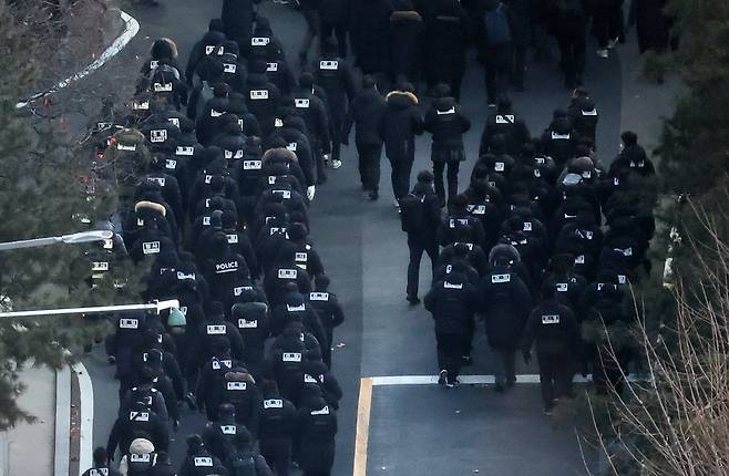 고위공직자범죄수사처와 경찰로 구성된 공조수사본부가 윤석열 대통령에 대한 2차 체포영장 집행에 나선 15일 오전 서울 용산구 한남동 대통령 관저 정문을 통과한 공수처 수사관들과 경찰 인력이 관저를 향해 이동하고 있다.뉴스1
