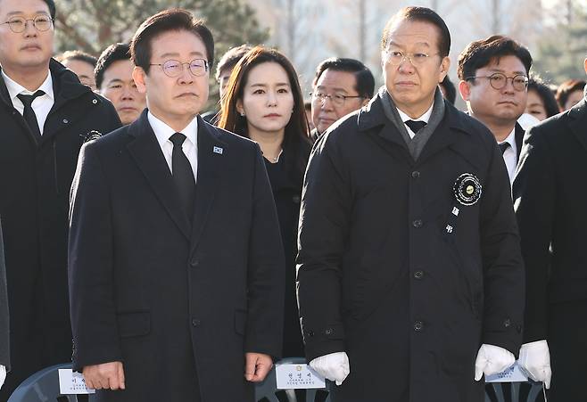 권영세 국민의힘 비상대책위원장과 이재명 더불어민주당 대표가 3일 오전 서울 여의도 국회에서 열린 고 김수한 전 국회의장 국회장 영결식에 참석해 자리하고 있다. /뉴스1