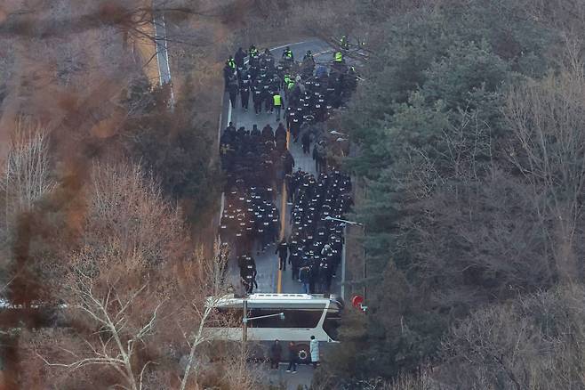 고위공직자범죄수사처(공수처)가 윤석열 대통령 2차 체포영장 집행에 나선 15일 오전 서울 용산구 한남동 대통령 관저로 관계자 및 형사들이 올라가고 있다. /박성원 기자