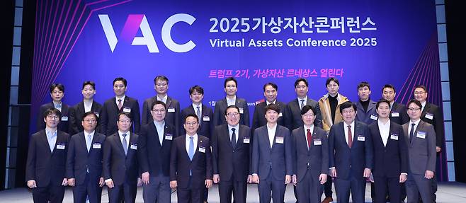 16일 오전 서울 중구 웨스틴 조선 서울에서 열린 '2025 가상자산 콘퍼런스' 개회식 후 김영수 조선비즈 대표와 연사들이 기념촬영을 하고 있다. /조선비즈