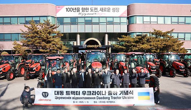 대동이 지난 15일 대구 캠퍼스에서 연 우크라이나 트랙터 출하 기념식에서 이종순 대동 부사장(왼쪽 7번째)과 올렉산더 데니센코 우크라이나 의원(왼쪽 6번째) 등 관계자들이 기념 촬영하고 있다. /대동 제공