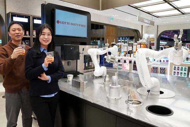 롯데면세점이 지난 15일 면세 업계 최초로 김포공항 내 주류매장에서 로봇 바텐더를 선보였다.ⓒ롯데면세점
