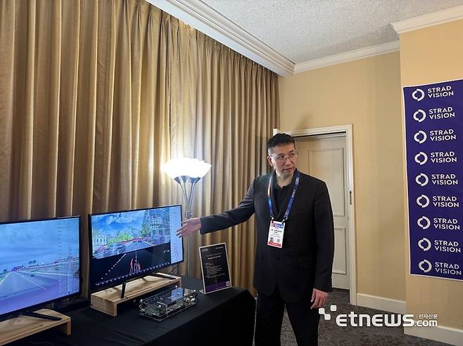 김준환 스트라드비젼 대표가 SVNet 3D 인식 네트워크 기술을 설명하고 있다.