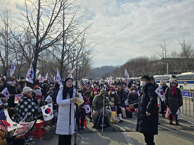 16일 오후 1시30분께 경기 과천 과천정부청사 정문 앞에서 윤석열 대통령 지지자들이 집회하고 있다. /사진=서지윤 기자