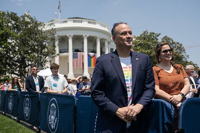 2023년 6월10일 미국 워싱턴디시 백악관에서 열린 ‘프라이드 먼스’(성소수자 자긍심의 달) 기념행사에서 카멀라 해리스 부통령의 남편 더그 엠호프가 조 바이든 대통령의 연설을 경청하고 있다. 워싱턴/EPA 연합뉴스
