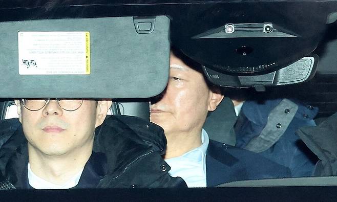 내란 우두머리와 직권남용 권리행사 방해 혐의로 공수처에 체포된 윤석열 대통령이 15일 정부과천청사 고위공직자범죄수사처에서 조사를 마친 뒤 서울구치소로 향하고 있다. 공동취재사진