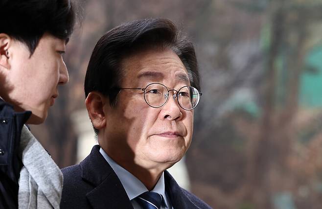 이재명 더불어민주당 대표가 14일 서울 서초구 서울중앙지법에서 열린 ‘대장동 배임, 성남에프시(FC) 뇌물’ 관련 1심 속행 공판에 출석하고 있다. 연합뉴스