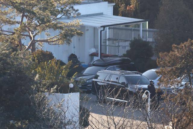 윤석열 대통령에 대한 2차 체포영장 집행이 실시된 15일 서울 용산구 한남동 대통령 관저에서 경호처 차량 등이 대기하고 있다. 연합뉴스