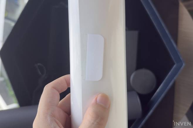 ▲ 말린 포스터는 이렇게 테이프로 깔끔하게 정리되어 있습니다