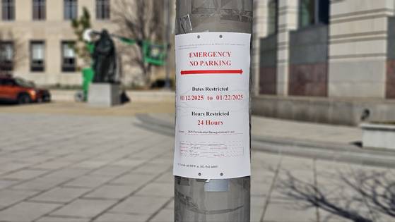 도널드 트럼프 미국 대통령 당선인의 취임식이 열리는 워싱턴 DC 의사당 주변 펜실베이니아 애비뉴에 12일(현지시간)부터 22일까지 노상 주차를 금지한다는 내용의 안내 표지가 14일 붙어 있다. 워싱턴=김형구 특파원