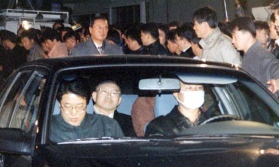1995년 12월 3일 경남 합천 자택에서 구치소로 압송되는 전두환 전 대통령. 사진 인터넷 캡처