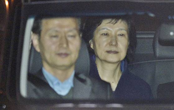 뇌물수수 등 혐의로 구속영장이 발부된 박근혜 전 대통령이 2017년 3월 31일 새벽 서울구치소에 수감되기 위해 검찰차량을 타고 서초동 서울중앙지검을 나서고 있다. 전직 대통령 구속은 1995년 전두환-노태우 전 대통령 이후 22년 만의 일이다. 뉴시스