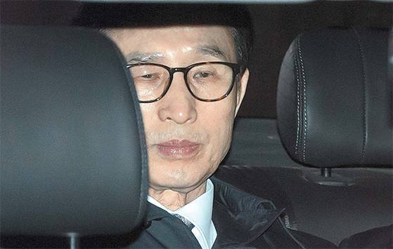110억원대 뇌물수수, 350억원대 다스 횡령 등 혐의로 구속영장이 발부된 이명박 전 대통령이 2018년 3월 23일 새벽 서울 논현동 자택을 출발해 서울동부구치소로 이동하고 있다. 이 전 대통령은 노태우·전두환·박근혜 전 대통령에 이어 대한민국 헌정사상 네 번째로 구속된 전직 대통령이 됐다. 최승식 기자