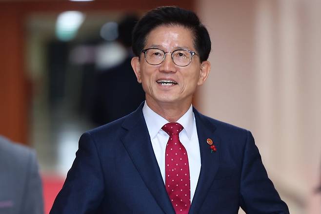 김문수 고용노동부 장관이 3일 오전 정부서울청사에서 열린 국무회의에 참석하고 있다. 연합뉴스