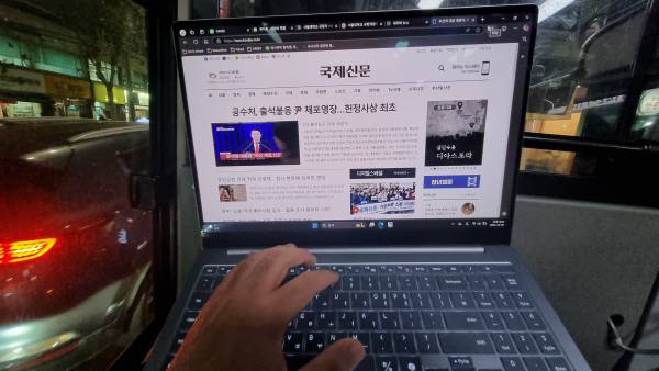 갤럭시 북4 엣지를 시내버스에서 사용한 장면. 정옥재 기자