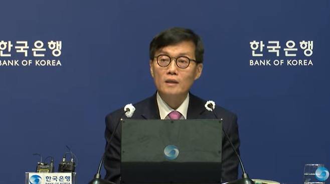 이창용 한국은행 총재가 16일 기준금리 동결 이후 기자간담회를 열고 발언하고 있다.&nbsp; &nbsp;한국은행 유튜브 캡쳐