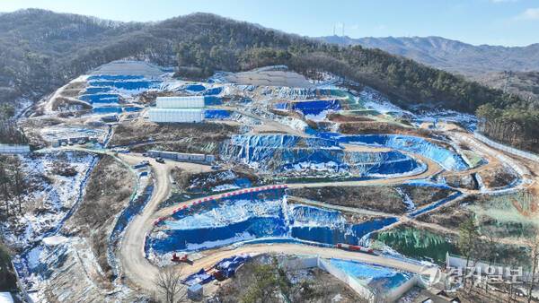 용인특례시 수지구 고기동 노인복지주택 공사 현장 내부에 토사 및 토석이 사면을 따라 쌓여 있다. 윤원규기자