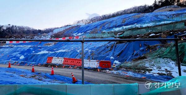 용인특례시 수지구 고기동 노인복지주택 공사 현장 내부에 토사 및 토석이 사면을 따라 쌓여 있다. 송상호기자