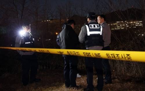 윤석열 대통령에 대한 체포영장이 집행된 15일 고위공직자범죄수사처(공수처)가 있는 경기 과천시 정부과천청사 부근에서 남성 1명이 분신을 시도하는 사고가 발생해 경찰과 소방이 현장을 조사하고 있다. 연합뉴스