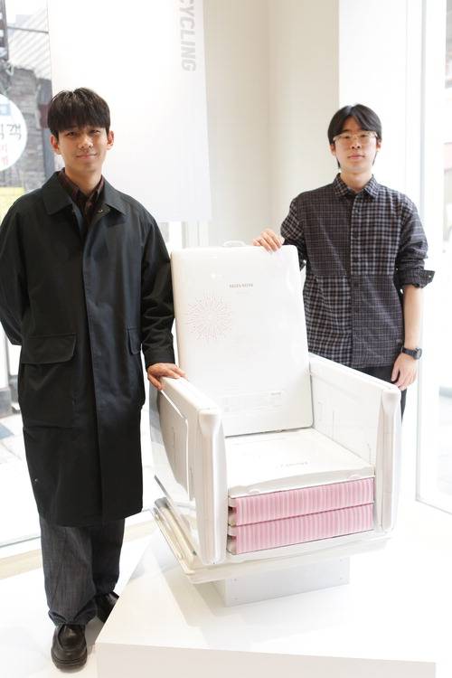 대상을 수상한 국민대 금속공예학과 이한휘·정일찬 씨(왼쪽부터)가 폐보일러로 만든 의자를 소개하고 있다. 경동나비엔