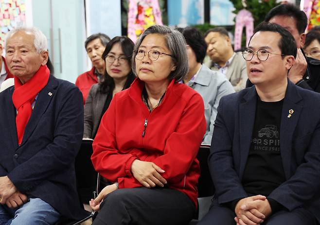 지난해 4월 10일 당시 이수정 국민의힘 수원정 후보가 경기 수원시 영통구에 위치한 선거사무소에서 제22대 국회의원 선거 출구조사 결과를 보고 있다. /사진=뉴스1