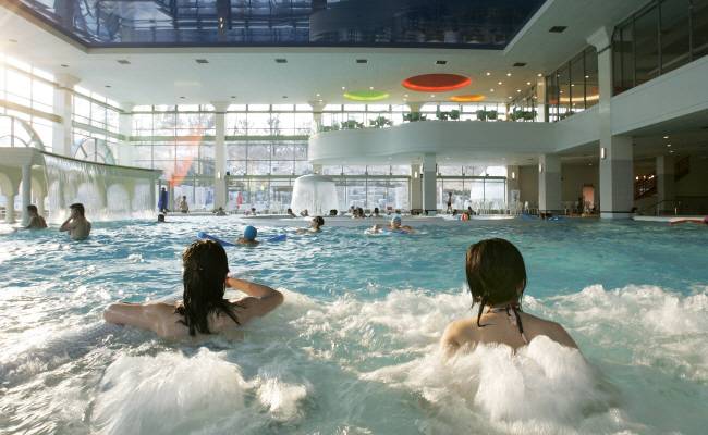 치유개념을 더한 독일식 온천을 지향하는 테르메덴 풀앤스파의 바데 풀. 바데 풀에서는 10여 종의 시설을 활용해 수(水)치료를 하면서 물놀이도 즐길 수 있다. 독일의 ‘바데하우스’를 모델로 만들었다. 테르메덴 제공
