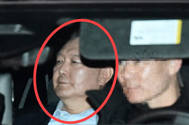 내란 우두머리 혐의로 고위공직자범죄수사처에 체포된 윤석열 대통령이 15일 오후 경기 과천시 공수처에서 조사를 마치고 서울구치소로 이동하고 있다. [연합]