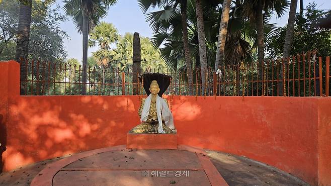 우루벨라 마을에 있는 부처님상