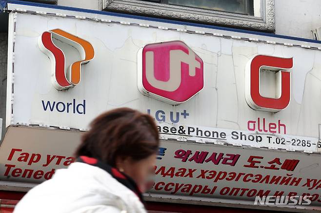 [서울=뉴시스] 김선웅 기자 = 2014년 제정된 이동통신단말장치 유통구조 개선에 관한 법률(단통법) 전면 폐지가 추진된다. 정부는 22일 민생토론회를 열고 통신사 및 유통점 간 자유로운 지원금 경쟁 촉진과 저렴한 휴대전화 단말기 구입 기회 제공을 위해 단통법 폐지를 추진한다고 밝혔다. 22일 서울 소재 휴대전화 매장에 이동통신 3사 로고가 붙어 있다. 2024.01.22. mangusta@newsis.com