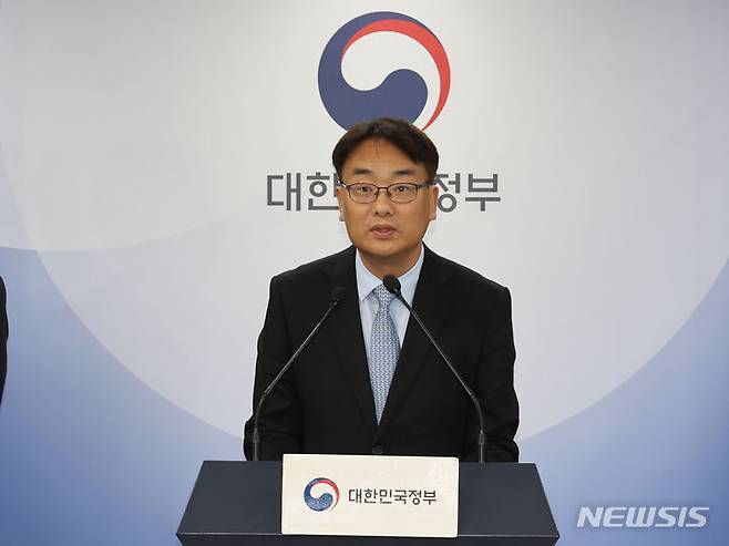 [서울=뉴시스] 배훈식 기자 = 이도규 과학기술정보통신부 통신정책관이 19일 오후 서울 종로구 정부서울청사에서 금융·통신 취약층 재기지원 관련 브리핑을 하고 있다. 2024.06.19. dahora83@newsis.com