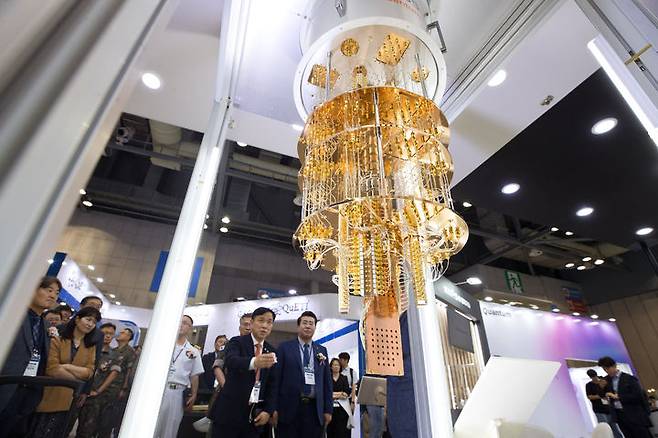 [서울=뉴시스] 강도현 과학기술정보통신부 제2차관이 27일 오후 경기도 고양시 일산서구 킨텍스에서 열린 '민관군 양자정보협의회 출범식' 에 참석해 퀀텀코리아, 한국표준과학연구원 전시관에서 이용호 한국표준과학연구원 박사로부터 '초전도 기반 50큐비트 양자컴퓨터' 에 대한 설명을 듣고 있다. (사진=과학기술정보통신부 제공) 2024.06.27. photo@newsis.com *재판매 및 DB 금지