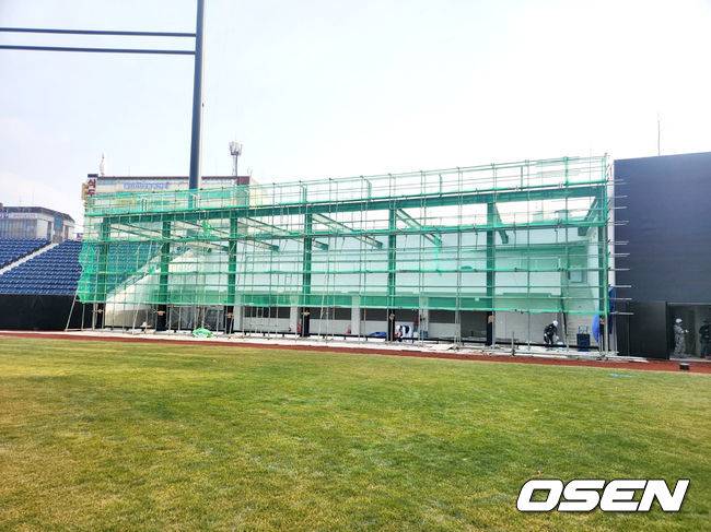 [OSEN=이상학 기자] 대전 새 야구장 우측에 높이 8m 몬스터월이 설치됐다. 그 뒤쪽에 아시아 최초 복층 불펜도 있다. /waw@osen.co.kr