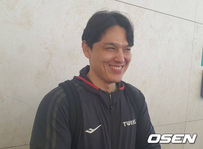 [OSEN=인천공항, 한용섭 기자] LG 박동원이 15일 미국 스프링캠프로 출국하기 전에 취재진과 인터뷰를 하고 있다. /orange@osen.co.kr