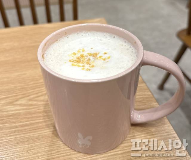 ▲ 사진은 지역 특산물인 공주 밤을 활용한 바나프레소의 공주밤라떼로 지역 특산물 콜라보가 중소 프랜차이즈에서도 활발히 선보이며 소비자들의 호응을 얻고 있다. ⓒ 프레시안(문상윤)