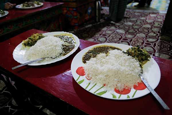 마카에서의 저녁식사. 야채볶음과 카레. 아주 맛있었다.