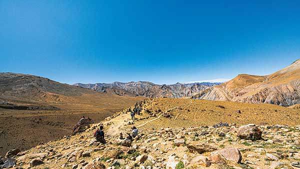 세계 각국에서 온 트레커들과 함께 니말링 텐트촌으로 향하고 있다.