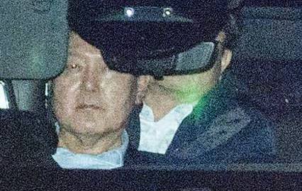 서울 구치소 향하는 윤석열 대통령 - 내란 우두머리 혐의로 고위공직자범죄수사처에 체포돼 첫날 조사를 마친 윤석열 대통령이 15일 오후 경기 의왕시 서울구치소로 향하고 있다. 2025.1.15 [공동취재] 연합뉴스