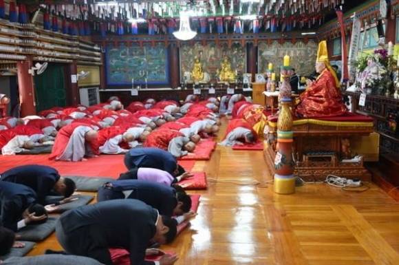 지난 13일 서울 서대문구 백련사 무량수전에서 열린 신년 ‘하례법회’에 참석한 김용일 의원
