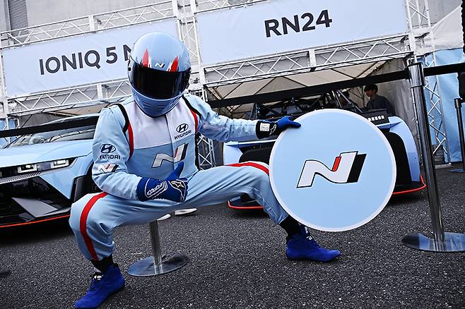 카메라를 향해 포즈를 취하는 N 맨. 사진 김학수 기자