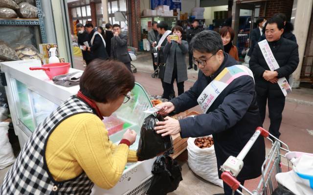 김성섭 중소벤처기업부 차관이 15일 전북 군산 신영시장을 방문해 온누리상품권으로 장을 보고 있다. 사진 제공=중기부