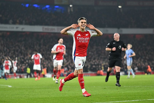 EPL 아스널의 레안드로 트로사르가 16일 토트넘과의 홈 경기에서 역전 결승 골을 넣은 뒤 기뻐하고 있다. 게티이미지코리아