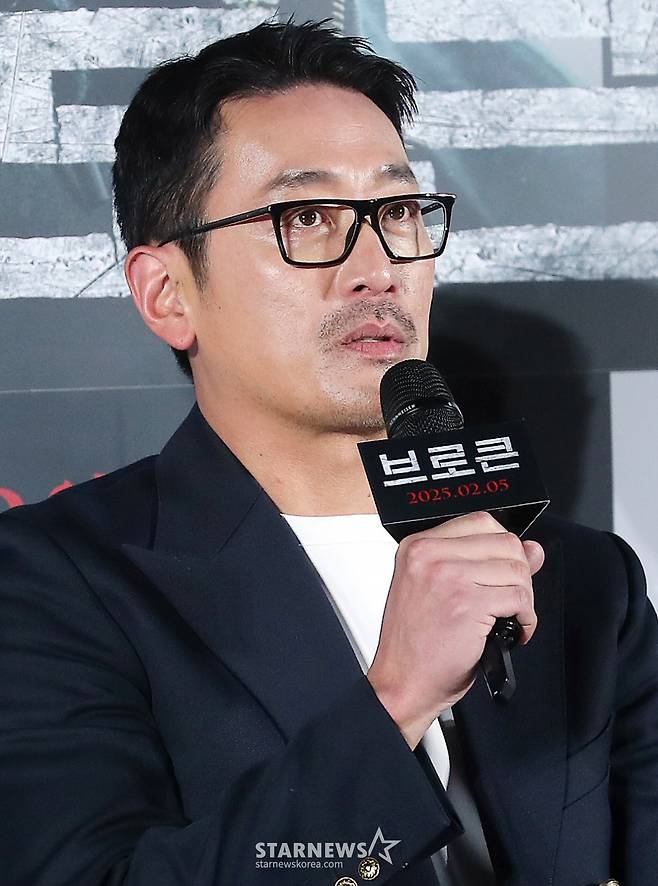 배우 하정우가 6일 오전 서울 광진구 롯데시네마 건대입구에서 진행된 영화 '브로큰' 제작보고회에 참석해 인사말을 하고 있다.  '브로큰'은 시체로 돌아온 동생과 사라진 그의 아내, 사건을 예견한 베스트셀러 소설까지, 모든 것이 얽혀버린 그날 밤의 진실을 밝히기 위해 끝까지 달려가는 민태(하정우 분)의 분노의 추적을 그린 이야기. 오는 2월 5일 개봉. 2025.01.06 /사진=김창현 chmt@
