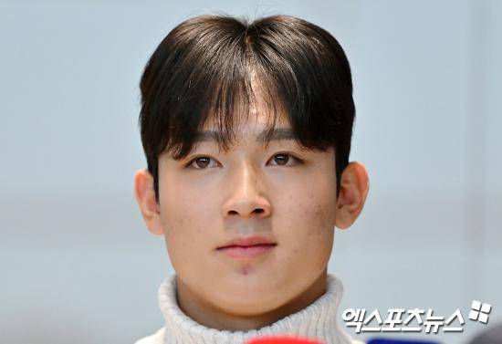 K리그1 MVP 후보까지 오르며 많은 기대를 안고 토트넘 홋스퍼에 입단한 양민혁의 데뷔전이 차일피일 미뤄지고 있다.&nbsp;  일각에선 1군 팀이 아닌 21세 이하 팀에서 적응기를 거칠 거란 전망도 등장했다. K리그에서 프리미어리그로 직행했던 한 선배의 행보와는 거리감이 느껴찌나는 아쉬운 대목이다.&nbsp;엑스포츠뉴스DB