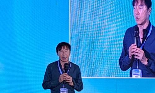 신태용 전 인도네시아 축구대표팀 감독 (자카르타=연합뉴스) 박의래 특파원 = 신태용 전 인도네시아 축구대표팀 감독이 15일(현지시간) 재인도네시아 한인상공회의소(코참) 주최로 자카르타에서 열린 '2025 상공인의 날' 행사에서 인사말을 하고 있다. 2025.1.15. laecorp@yna.co.kr