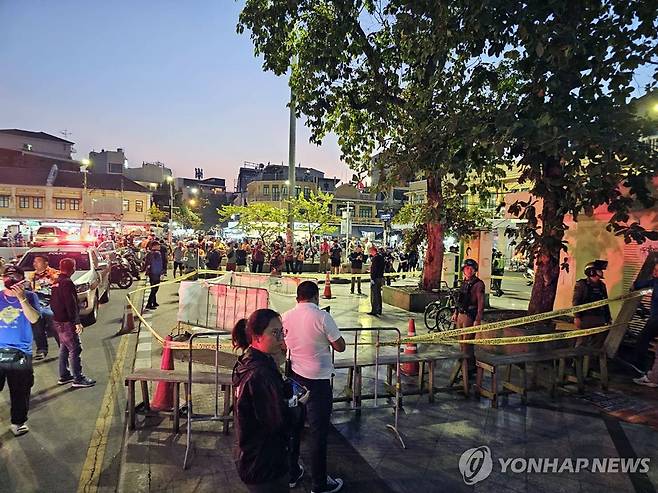 태국 방콕의 캄보디아 전 의원 피살 현장 지난 7일(현지시간) 캄보디아 전직 의원인 림 낌야(73)가 피살된 태국 방콕 중심가 프라나콘 지역의 현장 모습. 2025.01.16
[EPA 연합뉴스 자료사진. 재판매 및 DB 금지]